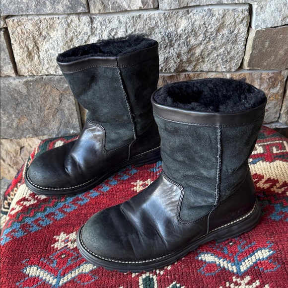 UGG Australia Style 5381 Black Leather/Sheepskin Lines Size 8 Boots - Picture 5 of 8